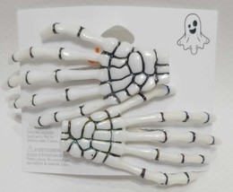 Claire&#39;s 2pcs Halloween And Cosplay Skeleton Hand Hair Clips - £10.07 GBP