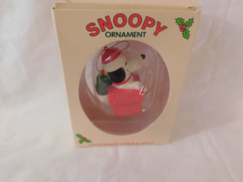 Snoopy Collectible Ornament Peanuts Snoopy going down Chimney Union Wadd... - £10.38 GBP