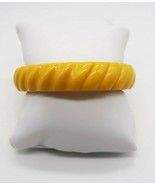 Vintage yellow plastic twisted design bangle bracelet - $277.13 MXN