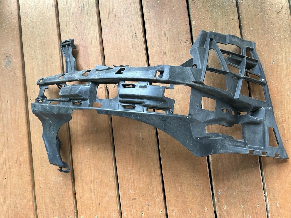 2006 MERCEDES E350 FRONT RIGHT OUTER BUMPER SUPPORT BRACKET A 211 880 04... - $59.39