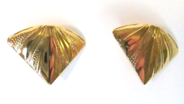 Vintage Signed AVON Clip-on Earrings,1986 &quot;Golden Rays&quot; Textured Fans w Box - £5.98 GBP