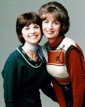 Penny Marshall And Cindy Williams In Laverne &amp; Shirley 16x20 Canvas Giclee - £55.78 GBP