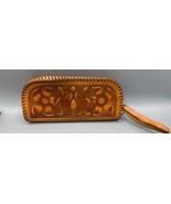 Vtg Handcrafted Tan Tooled Leather Zipper Wallet With Floral Design  Wri... - $356.83 MXN