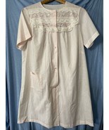 Sears Perma prest house coat nightie cottagecore pink w/lace &amp; Floral si... - $491.17 MXN