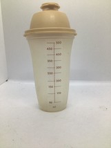VTG Tupperware Cup Quick Shaker Mixer w/ Lid Measure 500 ML17 oz Almond lid - $6.93