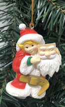 Vtg 1991 Noël Breloque Santa&#39;s Best Ornement Décor Lutin de Chambre Up As Santa - £11.01 GBP