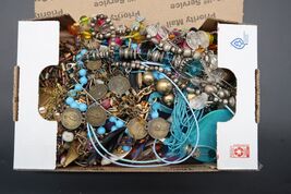 Vtg Craft Repair Costume Junk Jewelry Lot USPS Small Flat Rate Box JL101... - €13,02 EUR