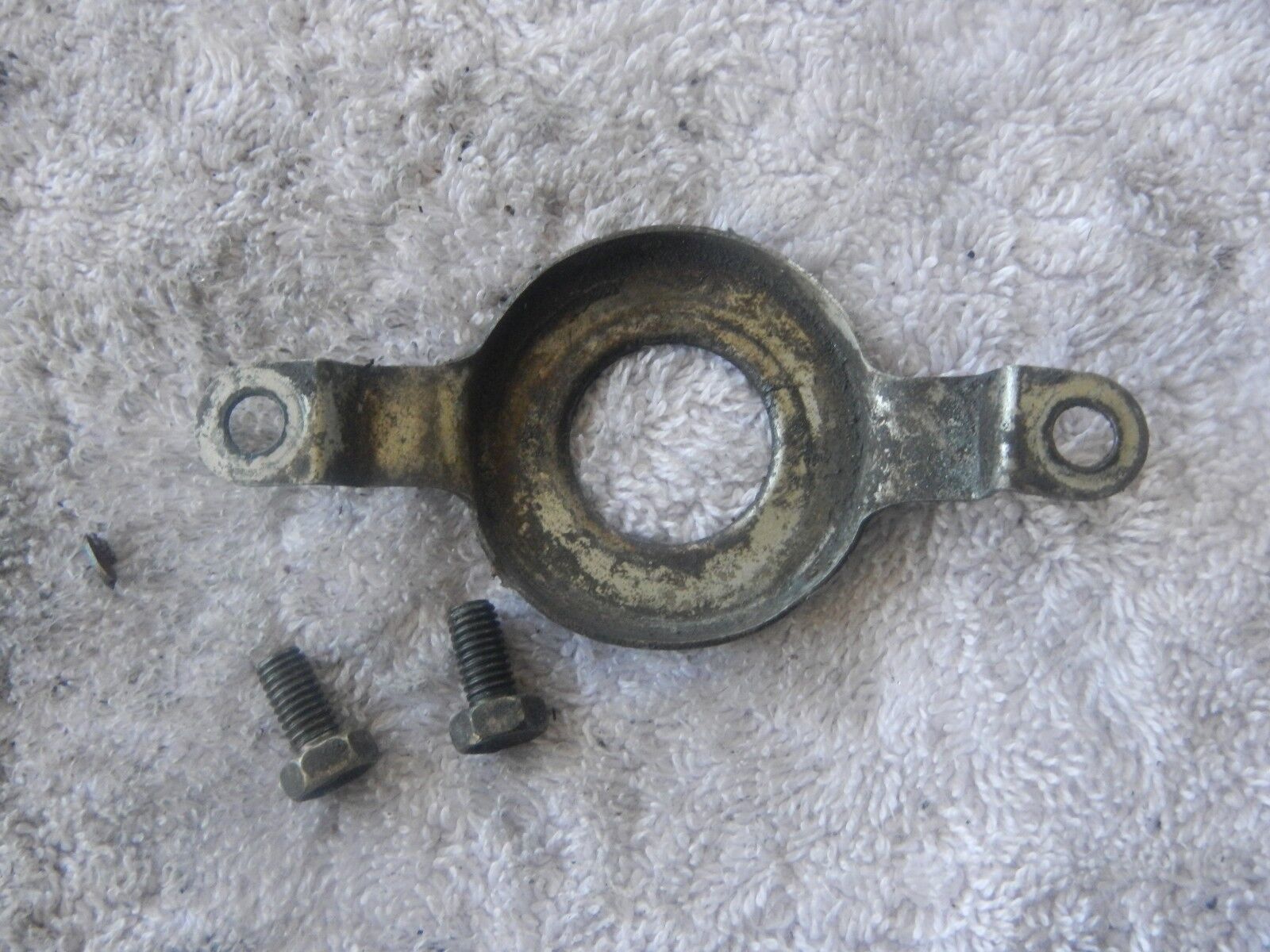 Transmission output shaft seal retainer bracket 1991 Suzuki DR350R DR350... - $15.43