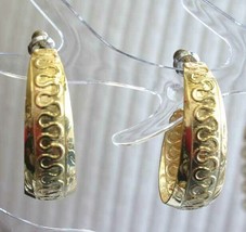 Elegant Ancient Style Gold-tone Pierced Hoop Earrings 1980s vintage 1 14&quot; - £9.85 GBP