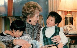 POSTCARD NANCY REAGAN W/ CHILDREN RECEIVING LIFESAVING HEART SURGERY - £6.78 GBP