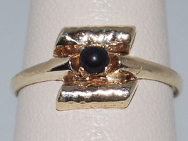 10k Yellow Gold Ring With A Solitaire Onyx Gemstone In A Beautiful Design Size 6 - £73.46 GBP