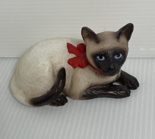 Primary image for Vintage Schmid Gordon Fraser 1984 Siamese Cat with Red Ribbon Figurine