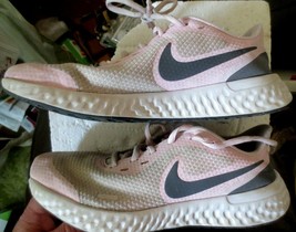 Nike Revolution 5 BQ5671-601 Running Shoes Big Girl&#39;s Size 5Y Gray Pink - £29.59 GBP