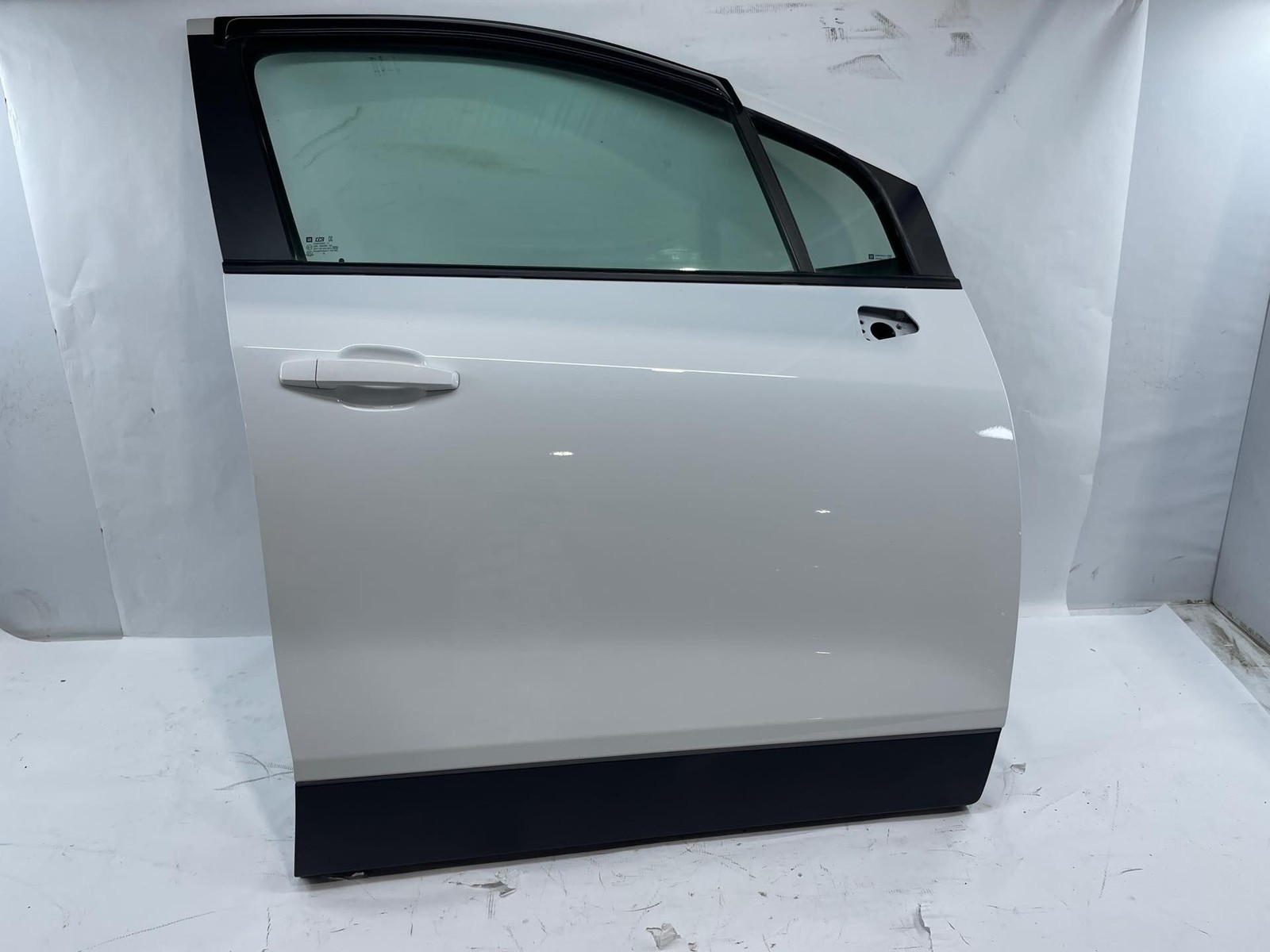 2013-2022 Chevy Trax LS RH Passenger Front Door Assembly W/ Glass & Panel White Item image 2