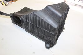 2004-2007 VOLKSWAGEN TOUAREG V8 AIR INTAKE CLEANER BOX LOWER COVER LID J1999 image 4