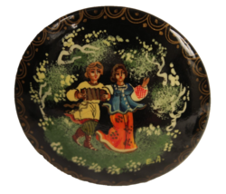 Russian Folk Couple Hand Painted 2 Inch Diameter Pin Very Detailed - $243.86 MXN