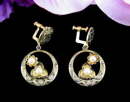 Damascene &amp; Faux Pearl Screw Back EARRINGS Vintage Dangle Goldtone Circle Flower - $18.80