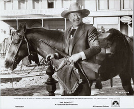 The Shootist original 1976 8x10 photograph John Wayne with rifle and horse - £31.47 GBP