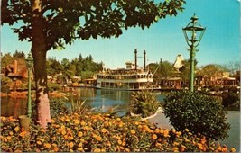 Color Postcard Of Mark Twain Sternwheeler Disneyland Anaheim California - £12.76 GBP