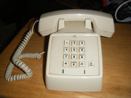 Vintage Universal TEL-4520A Ivory Desk Top Push Button Telephone - $50.44