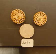 Vintage Gold Tone Earrings Round Flower Design Screw Back - $9.99