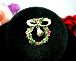 Vintage CHRISTMAS PIN Dangling Bell in Wreath Enamel Brooch Holly Goldtone - £12.05 GBP