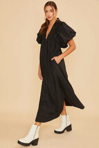 Black Smocked Puff Sleeve Midi Dress - $1,104.11 MXN