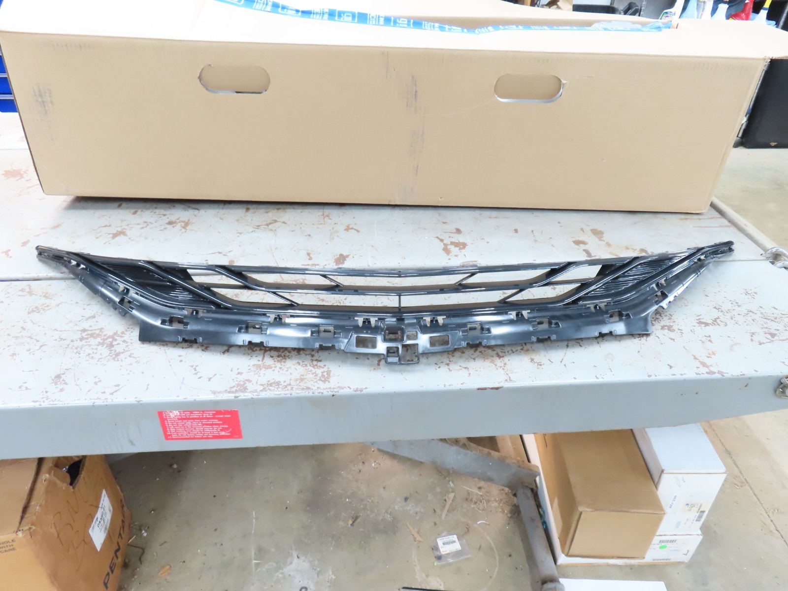 GM 84565840 Front Upper Inner Grill Grill Panel General Motors - $84.98