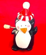Vintage Plastic Penguin w Christmas Hat 2 3/4&quot; Wind Up Toy Ramp Walker - $127.52 MXN
