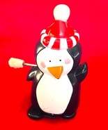 Vintage Plastic Penguin w Christmas Hat 2 3/4&quot; Wind Up Toy Ramp Walker - $127.52 MXN