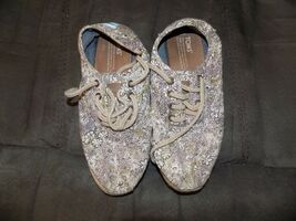 Toms Flower Print Canvas Lace Up Espadrille Shoes Size 8 Women's EUC - $36.00