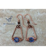 Handmade copper earrings: harringbone wire wrapped medium blue crystal eyes - €23,11 EUR