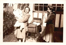 VINTAGE PHOTO 1943&#39;s B &amp; W 2 3/4&quot; x 2 1/2&quot; GRANDMA HOLDING BABY w/ MOM - £0.78 GBP