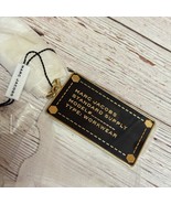Marc Jacobs The Plate Charm Metal Keychain - Black/Gold - $1,770.03 MXN