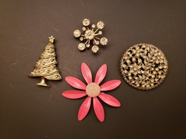 4 Vintage &amp; Newer Jewelry Pins Flower, Metal, Rhinestone, Christmas Tree - £4.79 GBP