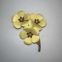 Sarah Coventry 3 Yellow Flower and Gold Tone Vintage Brooch - £15.95 GBP
