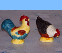 Vintage Ceramic Hen &amp; Rooster Chicken Salt and Pepper Shakers Country Farmhouse - £10.01 GBP