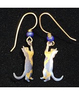 CALICO CAT Playing With Ball Gold Silver Toned Hammered Metal Fish Hook ... - €10,88 EUR