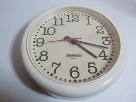 Vtg InterDesign 9 inch white cream quartz wall clock Made in USA 80s Works - £35.61 GBP