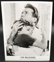 1987 Martin Sheen Hugging Child in The Believers Movie B&amp;W Press Photograph - £7.13 GBP