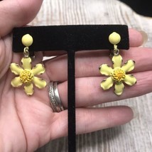 Vintage Weiss Enamel Flower Earrings Yellow Clip On Articulated - $13.10