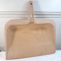 Vintage Rubbermaid DUSTPAN Dust Pan Heavy Rubber 2001-20 almond tan cream - $64.41 CAD