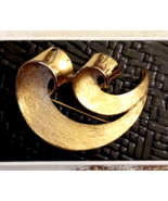 Crown Trifari Gold Plated Swirl Pin MCM VTG 2 inch Textured Double Ribbon - $375.38 MXN