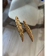 Vintage Signed Monet Brushed Gold Tone Stylized Leaf Clip On Earrings 2.... - £14.58 GBP