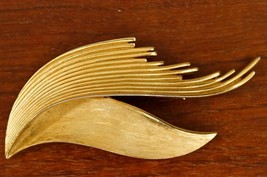 Vintage Costume Jewelry TRIFARI Gold Tone Metal Abstract Feather Brooch Pin - £17.55 GBP