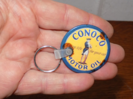 Vintage CONOCO Motor Oil Advertising Tin Key Fob - $270.72 MXN