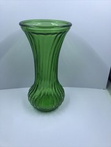 Vintage MCM Hoosier Glass Swirl Ribbed Emerald Green Vase Indiana USA 7.5&quot; - £9.45 GBP