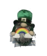 NEW ST PATRICK&#39;S DAY LEPRECHAUN GNOME SHELF SITTER HOLDS RAINBOW IRISH T... - $111.38 MXN