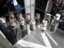 12 CRYSTAL CAVE GEMSTONES SALE Genuine Glass Vials &amp; Healing Gems ❃ Fres... - $368.57 MXN