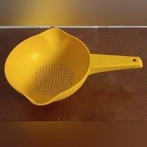 Vintage Tupperware 1 Quart Yellow Strainer Colander - £7.71 GBP